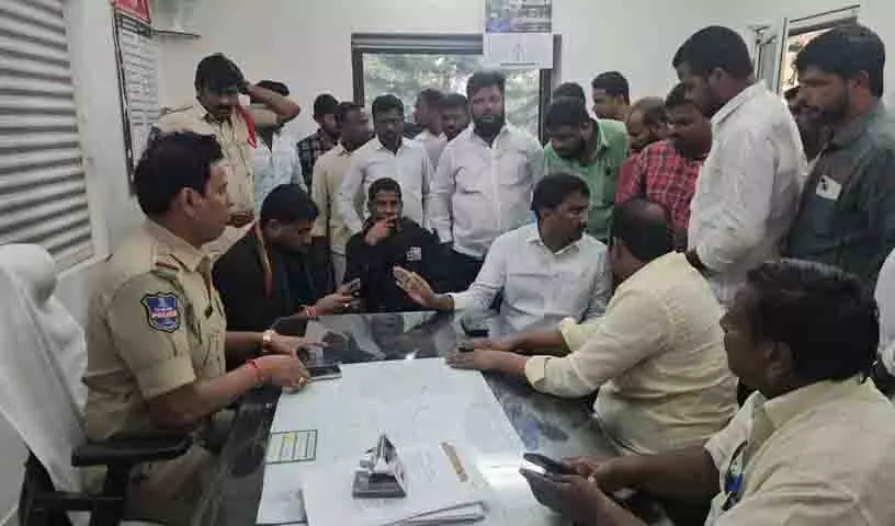 कांग्रेस नेता ने जडचेरला पुलिस स्टेशन में हंगामा किया, SI ने शिकायत दर्ज कराई कांग्रेस नेता ने जडचेरला पुलिस स्टेशन में हंगामा किया, SI ने शिकायत दर्ज कराई