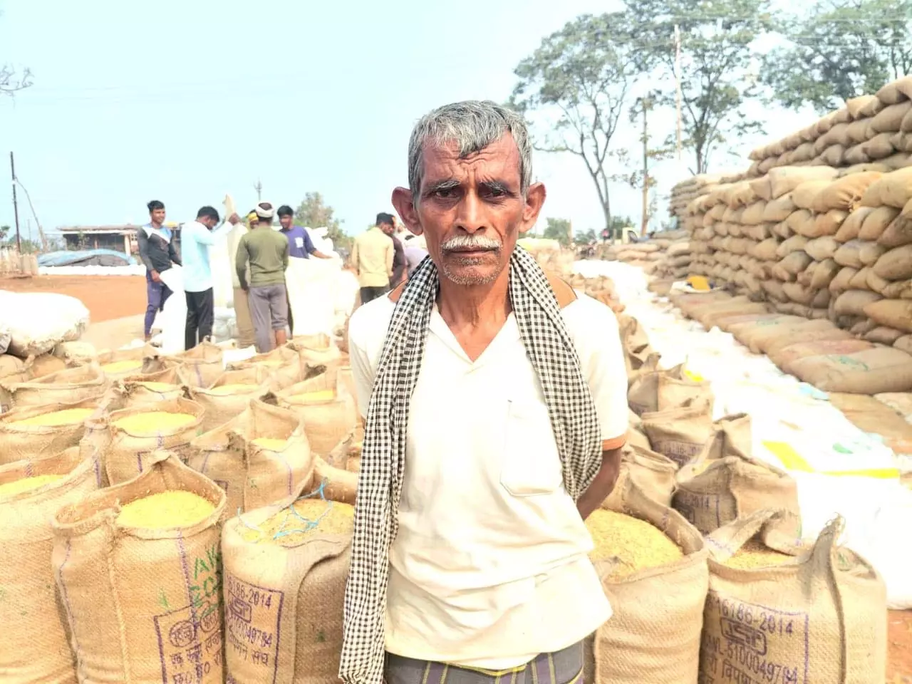 बुजुर्ग किसान मुन्ना सिंह धान विक्रय कर बनाएँगे अपना घर बुजुर्ग किसान मुन्ना सिंह धान विक्रय कर बनाएँगे अपना घर