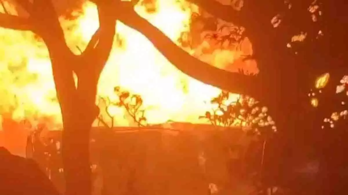 Telangana: महबूबनगर में इथेनॉल टैंकर में आग लगी, ड्राइवर ज़िंदा जला Telangana: महबूबनगर में इथेनॉल टैंकर में आग लगी, ड्राइवर ज़िंदा जला