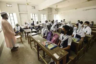 स्कूल टीचरों का Bangladesh में सैलरी और प्रमोशन के लिए प्रदर्शन स्कूल टीचरों का Bangladesh में सैलरी और प्रमोशन के लिए प्रदर्शन