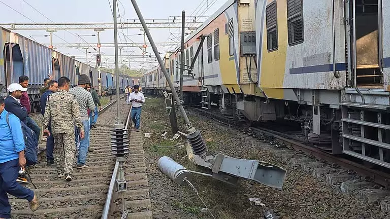 रामपुरहाट JCD MEMU पैसेंजर दुमका के पास पटरी से उतर गई रामपुरहाट JCD MEMU पैसेंजर दुमका के पास पटरी से उतर गई