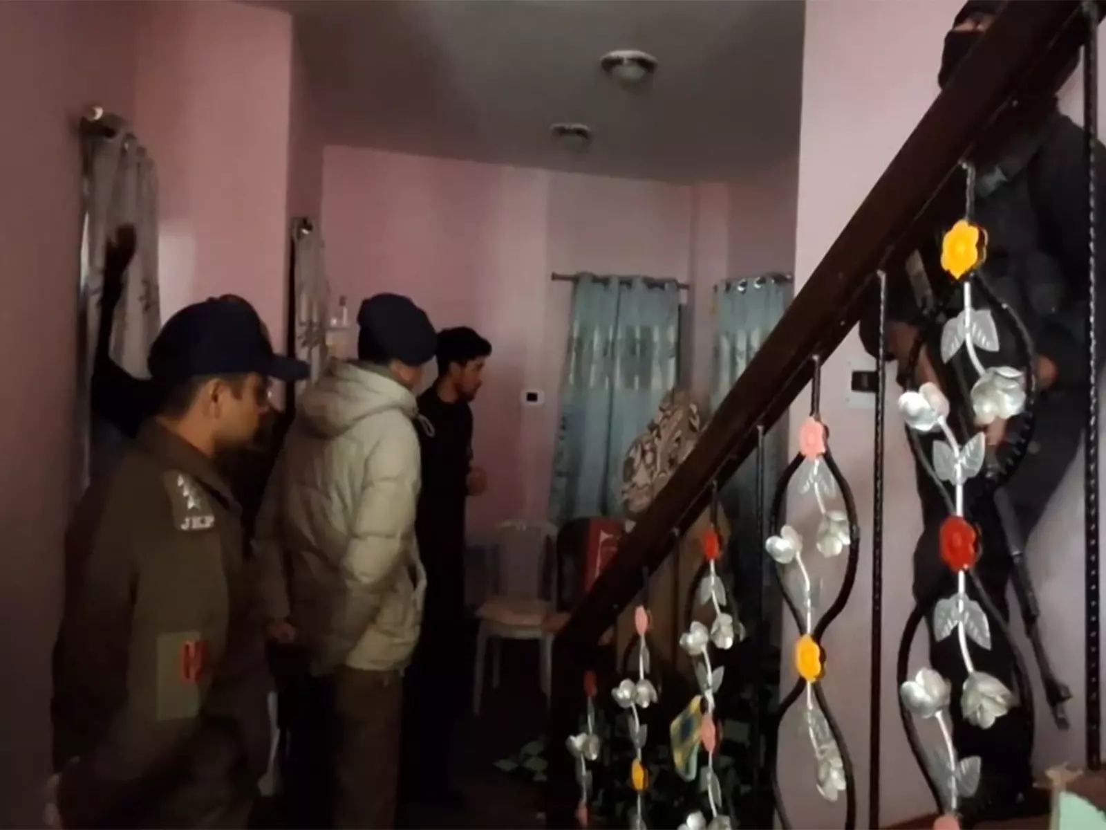 Handwara में वारिपोरा इंस्टीट्यूट पर पुलिस की कार्रवाई, इलेक्ट्रॉनिक उपकरण जब्त Handwara में वारिपोरा इंस्टीट्यूट पर पुलिस की कार्रवाई, इलेक्ट्रॉनिक उपकरण जब्त