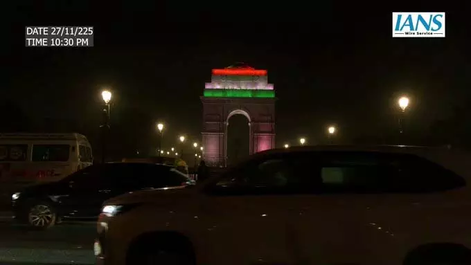 दिल्ली में सुबह की धुंध ने ढक लिया इंडिया गेट क्षेत्र, दृश्यता पर असर दिल्ली में सुबह की धुंध ने ढक लिया इंडिया गेट क्षेत्र, दृश्यता पर असर