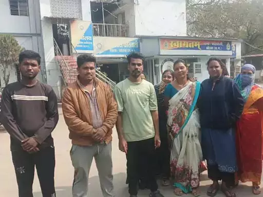कपड़ा व्यापारी ने सस्ती दरों का झांसा देकर 5 लाख रुपए से अधिक की ठगी, आरोपी फरार कपड़ा व्यापारी ने सस्ती दरों का झांसा देकर 5 लाख रुपए से अधिक की ठगी, आरोपी फरार