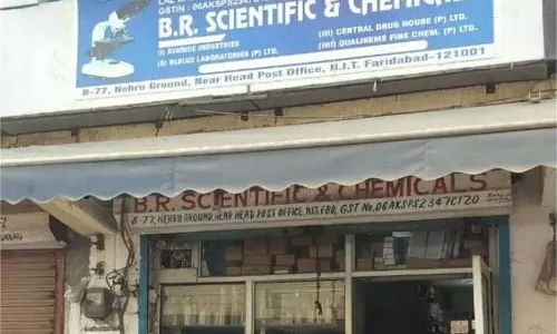 Faridabad: NIA की कार्रवाई, केमिकल की दुकान पर मारा छापा Faridabad: NIA की कार्रवाई, केमिकल की दुकान पर मारा छापा