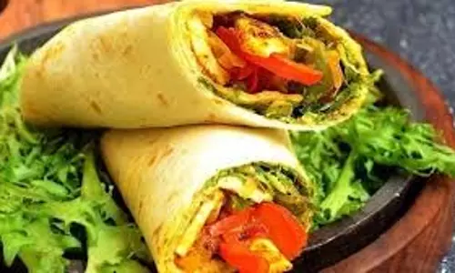 Roti Veg Wrap Recipe: बची हुई रोटियों से बनाएं स्नैक Roti Veg Wrap Recipe: बची हुई रोटियों से बनाएं स्नैक