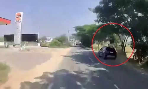 कार को रॉन्ग साइड में तेज दौड़ाई, पति-पत्नी को रौंदा कार को रॉन्ग साइड में तेज दौड़ाई, पति-पत्नी को रौंदा