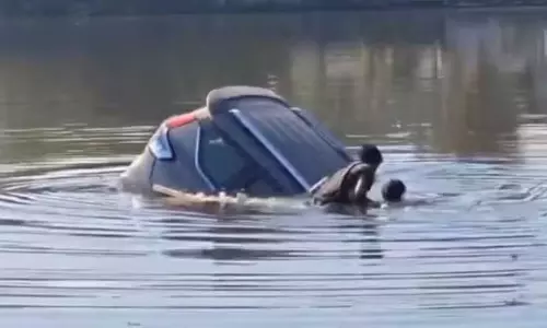 तालाब में गिरी कार, ड्राइवर के लिए देवदूत बने दो युवक, बचाई जान
