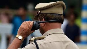 Mumbai cop ने बचाई गई 5 साल की बच्ची को कैडबरी सेलिब्रेशन दिया