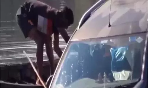 Pilibhit :तालाब में गिरी कार में फंसे युवक के लिए देवदूत बना नाविक Pilibhit :तालाब में गिरी कार में फंसे युवक के लिए देवदूत बना नाविक