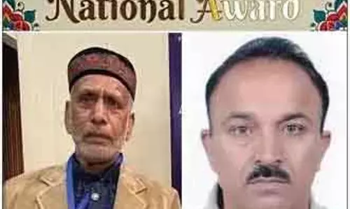 Kashmir के लिए दोहरी उपलब्धि: दो मास्टर कारीगरों ने नेशनल अवॉर्ड जीता Kashmir के लिए दोहरी उपलब्धि: दो मास्टर कारीगरों ने नेशनल अवॉर्ड जीता