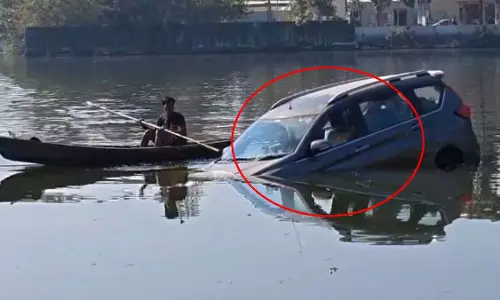 मौत के मुंह से खींच लाया! जान जोखिम में डालकर युवक की जान बचाई...लाइव VIDEO मौत के मुंह से खींच लाया! जान जोखिम में डालकर युवक की जान बचाई...लाइव VIDEO