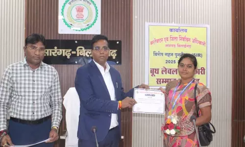 खेत में जाकर भरवाई SIR फार्म, महिला BLO सम्मानित