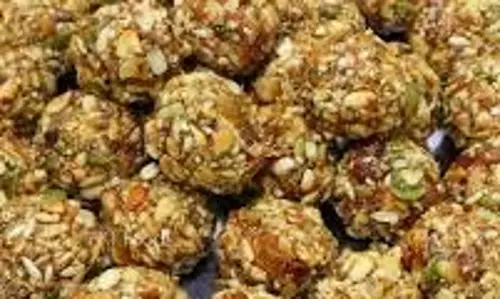 Dry Fruit Ladoo: बिना शक्कर के इस तरह बनाएं हेल्दी लड्डू Dry Fruit Ladoo: बिना शक्कर के इस तरह बनाएं हेल्दी लड्डू