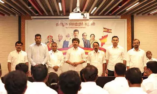 Vijay ने थावेकाविल सेंगोट्टैयन के लिए पद की घोषणा की Vijay ने थावेकाविल सेंगोट्टैयन के लिए पद की घोषणा की