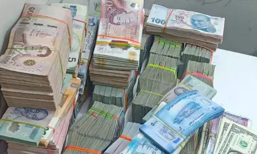 Mumbai : कस्टम ने मांडवी में छापेमारी में ₹7.63 करोड़ की तस्करी की गई विदेशी करेंसी ज़ब्त की Mumbai : कस्टम ने मांडवी में छापेमारी में ₹7.63 करोड़ की तस्करी की गई विदेशी करेंसी ज़ब्त की