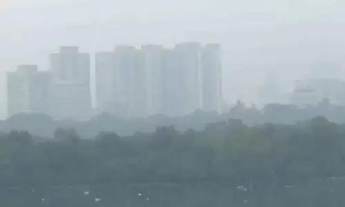 Mumbai : बढ़ते प्रदूषण के बीच शहर में सुबह स्मॉग छाया रहा Mumbai : बढ़ते प्रदूषण के बीच शहर में सुबह स्मॉग छाया रहा