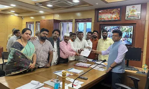 Pune : स्पोर्ट्स डिपार्टमेंट में करप्शन के खिलाफ PMC ऑफिस के बाहर विरोध प्रदर्शन Pune : स्पोर्ट्स डिपार्टमेंट में करप्शन के खिलाफ PMC ऑफिस के बाहर विरोध प्रदर्शन