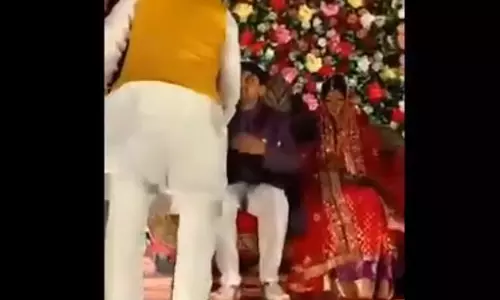 LIVE मंजर: दूल्हा-दुल्हन का स्टेज अचानक भरभराकर गिर गया...भाजपा जिलाध्यक्ष समेत कई गिरे LIVE मंजर: दूल्हा-दुल्हन का स्टेज अचानक भरभराकर गिर गया...भाजपा जिलाध्यक्ष समेत कई गिरे
