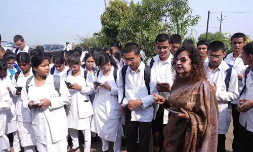 Indore : स्टूडेंट्स ने 5 साल तक फ्री हेल्थकेयर के लिए गांव के परिवारों को गोद लिया