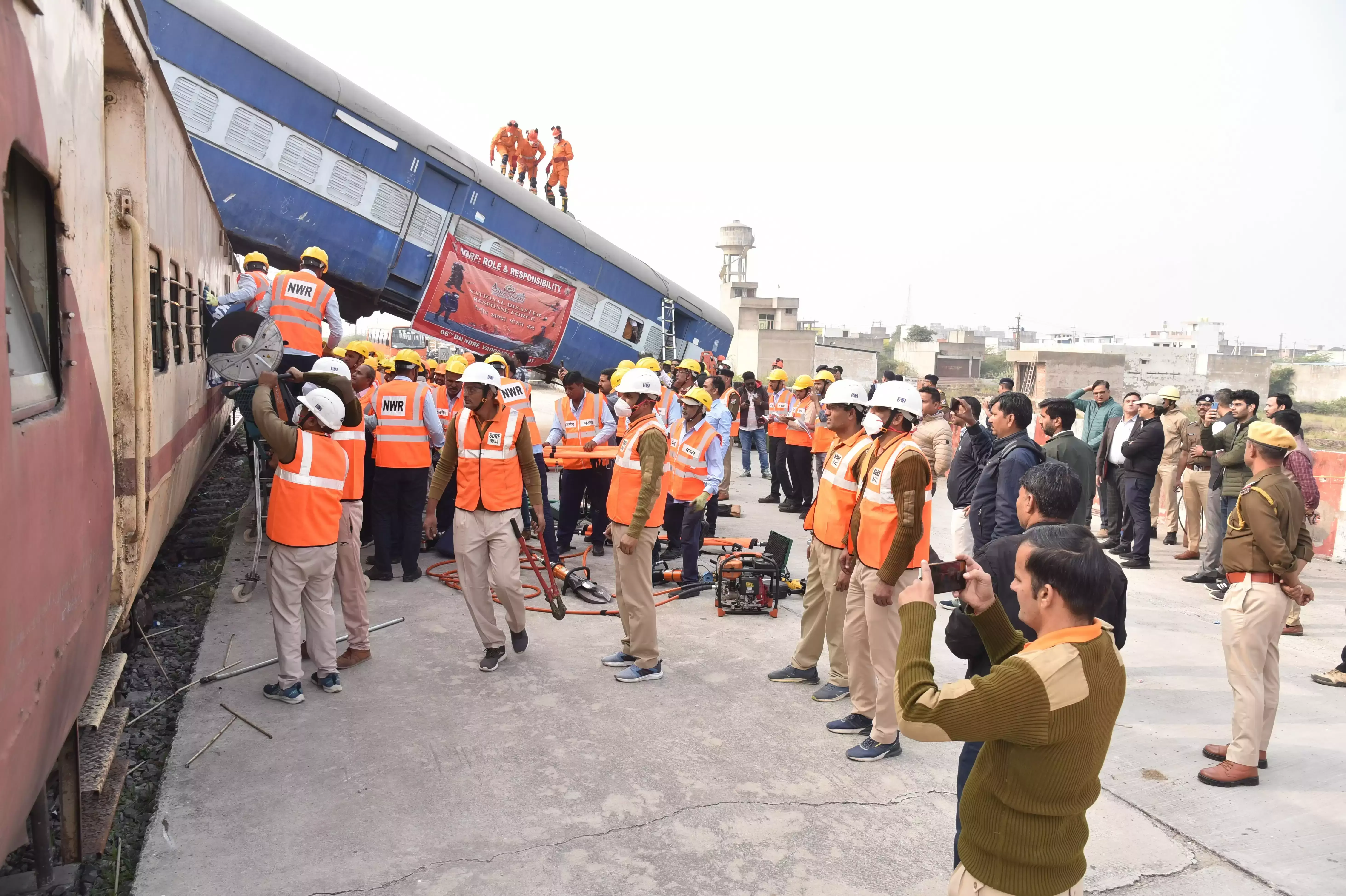 Ajmer: एनडीआरएफ के साथ रेलवे ने किया सुरक्षा अभ्यास Ajmer: एनडीआरएफ के साथ रेलवे ने किया सुरक्षा अभ्यास