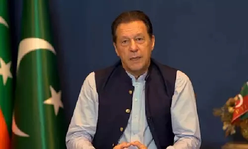 Imran Khan की बहन का आरोप: ‘अवैध आइसोलेशन’, भाई से मिलने की तत्काल माँग