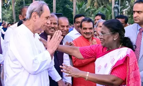 Odisha विधानसभा से राष्ट्रपति भवन तक - नवीन पटनायक ने राष्ट्रपति मुर्मू को माटी की बेटी बताया Odisha विधानसभा से राष्ट्रपति भवन तक - नवीन पटनायक ने राष्ट्रपति मुर्मू को माटी की बेटी बताया