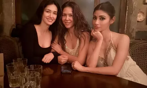 Mouni Roy ने दिशा पटानी और सोनम बाजवा के साथ डेट नाइट का मज़ा लिया