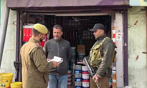J&K : पुलिस ने प्रतिबंधित जमात-ए-इस्लाम से जुड़े ठिकानों पर छापे मारे, गहन तलाशी ली
