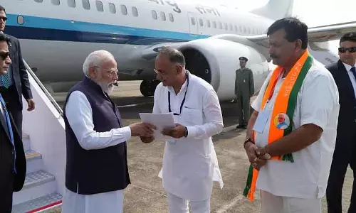 PM Modi मंगलुरु एयरपोर्ट पहुंचे, उडुपी के लिए रवाना हुए PM Modi मंगलुरु एयरपोर्ट पहुंचे, उडुपी के लिए रवाना हुए