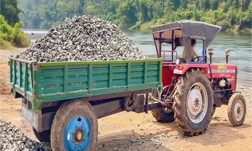 Mandi:  अवैध रूप से रेत और पत्थर ले जाते 2 ट्रैक्टर जब्त
