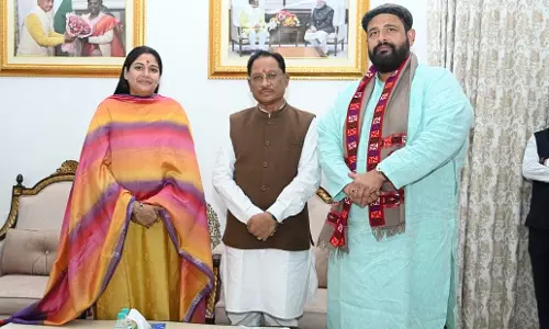 सुप्रसिद्ध भजन गायिका रेशमी शर्मा ने CM साय से मुलाकात की
