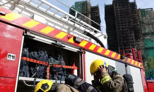 Hong Kong में जलते टावरों से जूझते फायरफाइटर्स में 94 की मौत