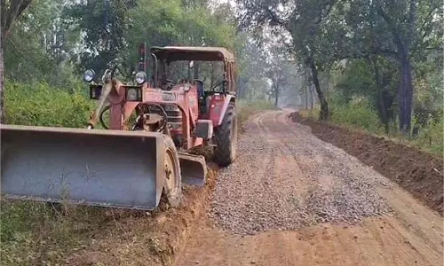 Panna:3 करोड़ से बनने वाले सड़क मार्ग में गिट्टी की जगह डाली जा रही मिट्टी Panna:3 करोड़ से बनने वाले सड़क मार्ग में गिट्टी की जगह डाली जा रही मिट्टी