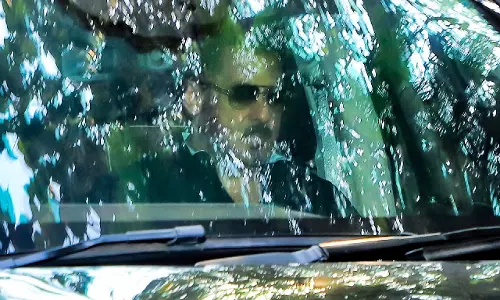 Salman, ऐश्वर्या और अभिषेक ने धर्मेंद्र की प्रार्थना सभा में पहुंचकर दी श्रद्धांजलि Salman, ऐश्वर्या और अभिषेक ने धर्मेंद्र की प्रार्थना सभा में पहुंचकर दी श्रद्धांजलि