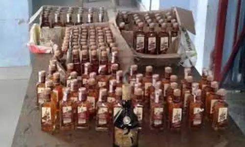 Sheopur: नाकाबंदी के दौरान एक ट्रक से 472 पेटी अंग्रेजी शराब जब्त Sheopur: नाकाबंदी के दौरान एक ट्रक से 472 पेटी अंग्रेजी शराब जब्त