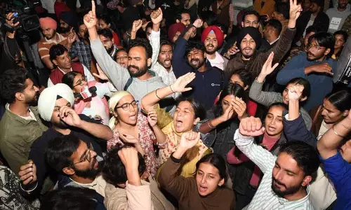 केंद्र ने PU सीनेट चुनाव को नोटिफाई किया, प्रदर्शनकारी छात्रों ने इसे ‘फतेह’ कहा केंद्र ने PU सीनेट चुनाव को नोटिफाई किया, प्रदर्शनकारी छात्रों ने इसे ‘फतेह’ कहा