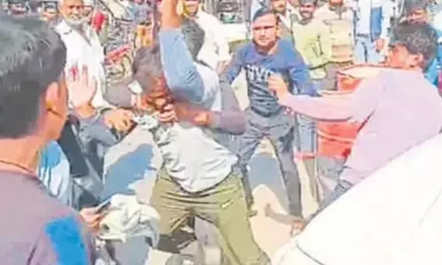 Bareilly: सड़क हादसे के बाद पिकअप चालक पर हमला, वीडियो वायरल हुआ Bareilly: सड़क हादसे के बाद पिकअप चालक पर हमला, वीडियो वायरल हुआ