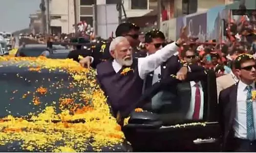 PM Modi का कर्नाटक में जोरदार स्वागत PM Modi का कर्नाटक में जोरदार स्वागत