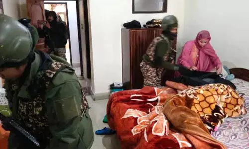 Srinagar Police और CRPF ने लालचौक में CASO शुरू किया, होटलों की सरप्राइज चेकिंग की Srinagar Police और CRPF ने लालचौक में CASO शुरू किया, होटलों की सरप्राइज चेकिंग की