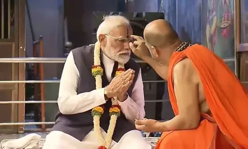 PM Modi का उडुपी कृष्ण मठ का दौरा: कनकदासरु को फूल चढ़ाए