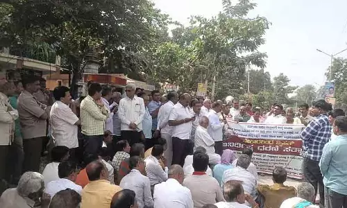 Surat में रैपियर साड़ियों की बिक्री पर रोक लगाई जाए: बुनकरों का विरोध