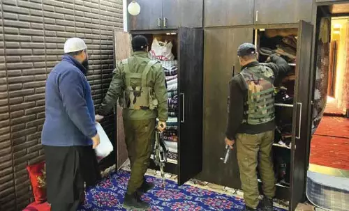 Kashmir में छापे, जमात-ए-इस्लामी पर पुलिस की कार्रवाई Kashmir में छापे, जमात-ए-इस्लामी पर पुलिस की कार्रवाई