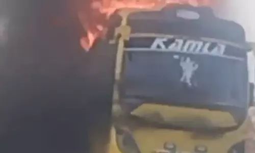 Kanpur: चलती स्लीपर बस में सामान में आग लगने के बाद यात्रियों को बचाया गया Kanpur: चलती स्लीपर बस में सामान में आग लगने के बाद यात्रियों को बचाया गया