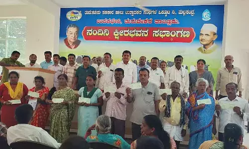 Turuvekere : डेयरी किसानों को ₹38 लाख के मुआवज़े का चेक बांटा गया
