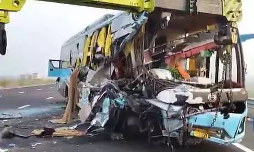 Indore जा रही स्लीपर बस दिल्ली-मुंबई एक्सप्रेसवे पर दुर्घटनाग्रस्त; 2 की मौत, 8 घायल Indore जा रही स्लीपर बस दिल्ली-मुंबई एक्सप्रेसवे पर दुर्घटनाग्रस्त; 2 की मौत, 8 घायल