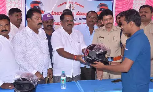 Kolar : सैकड़ों लोगों को मुफ़्त हेलमेट बांटे गए Kolar : सैकड़ों लोगों को मुफ़्त हेलमेट बांटे गए
