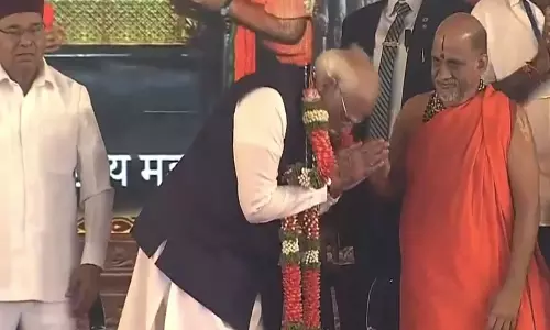 लक्ष कंठ गीता पाठ से पहले प्रधानमंत्री ने उडिपी मंदिर में संतों से बातचीत की