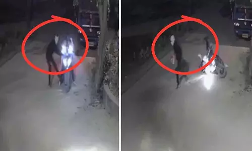 MP : ग्वालियर में बाइक सवार पिता-पुत्र से बदमाश ने छीने ₹5.5 लाख MP : ग्वालियर में बाइक सवार पिता-पुत्र से बदमाश ने छीने ₹5.5 लाख