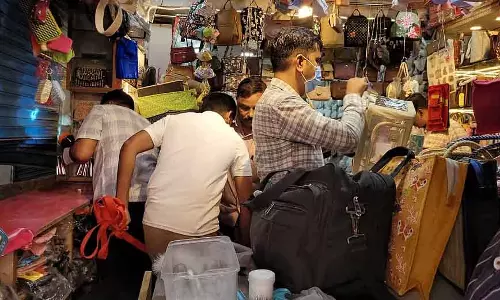 शटर तोड़कर दुकान में चोरी: CCTV फुटेज में चोरी कैद हुई
